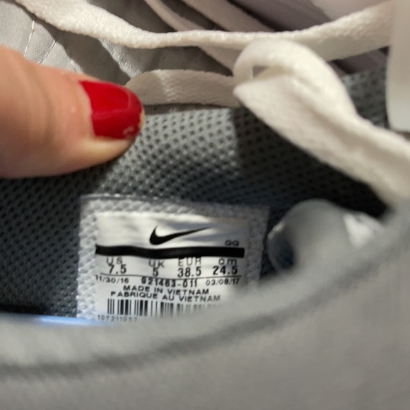 COPY - BRAND NEW NIKE SIZE 7.5 - Picture 4 of 4